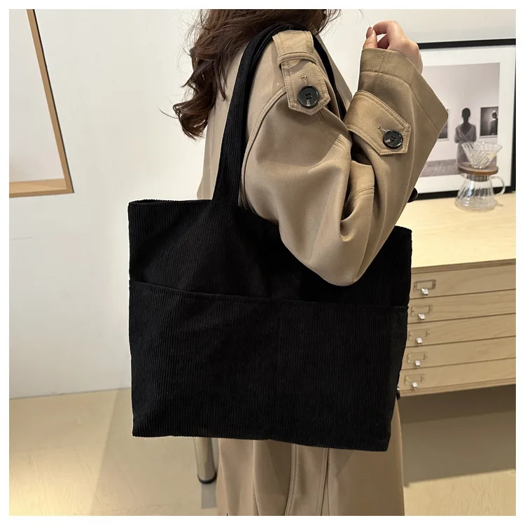 Lässige Cord-Tragetasche mit großem Fassungsvermögen, minimalistischem Design, weicher Stoff, Schultertasche für Damen, ideal für den täglichen Pendlergebrauch. – Detail 17