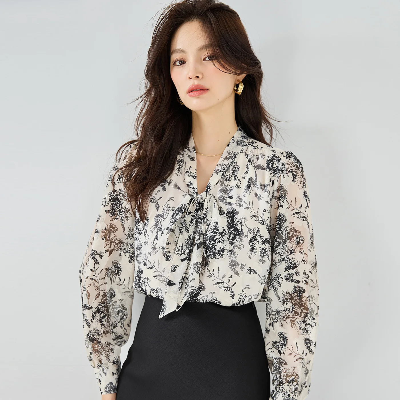 

Elegant and Stylish Chiffon Long Sleeve V-Neck Shirt for Women, Watercolor Print Butterfly Ribbon Tie for Office Lady