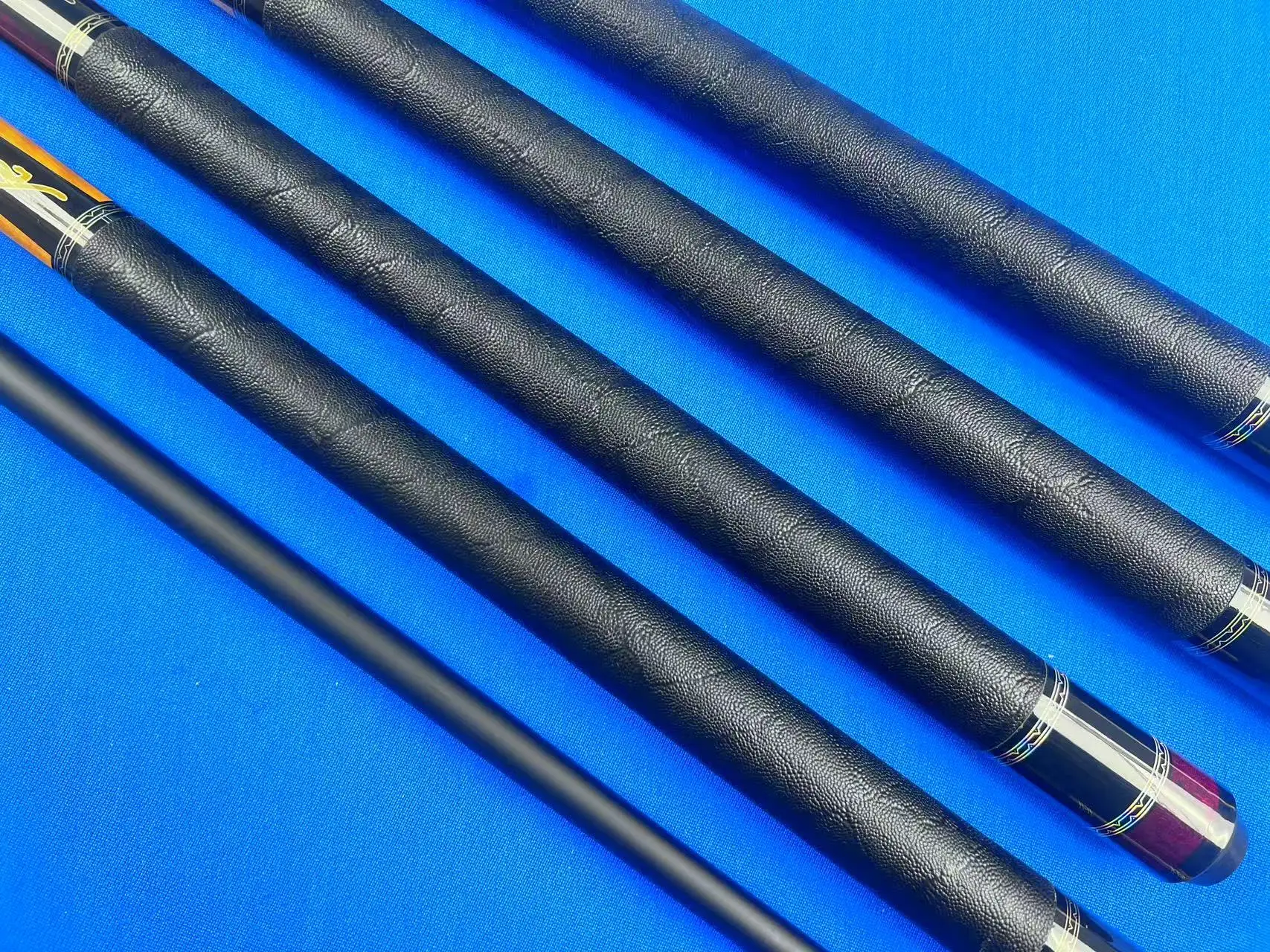 

STLFHot Sell PREOAIDR Canadian Maple Wood Carbon Fiber Coating Shaft Uni Lock 12.5 mm Tip 1/2 Jointed Billiard Pool Cue