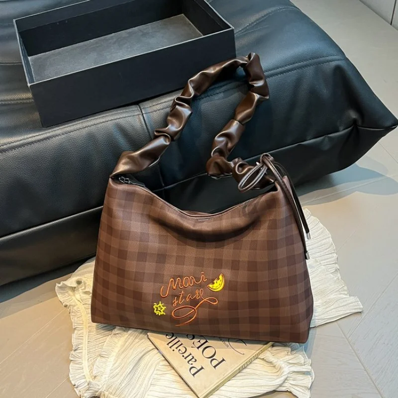 

Classic Parisian Style Leather Shoulder Bag For Women With Timeless Silhouette And Elegant Look