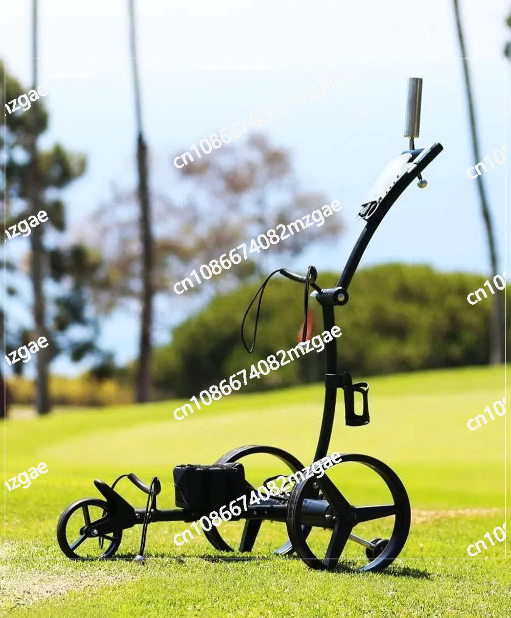 

Электрическая тележка для гольфа с дистанционным управлением, складная конструкция для удобной транспортировки и хранения на поле для игры.