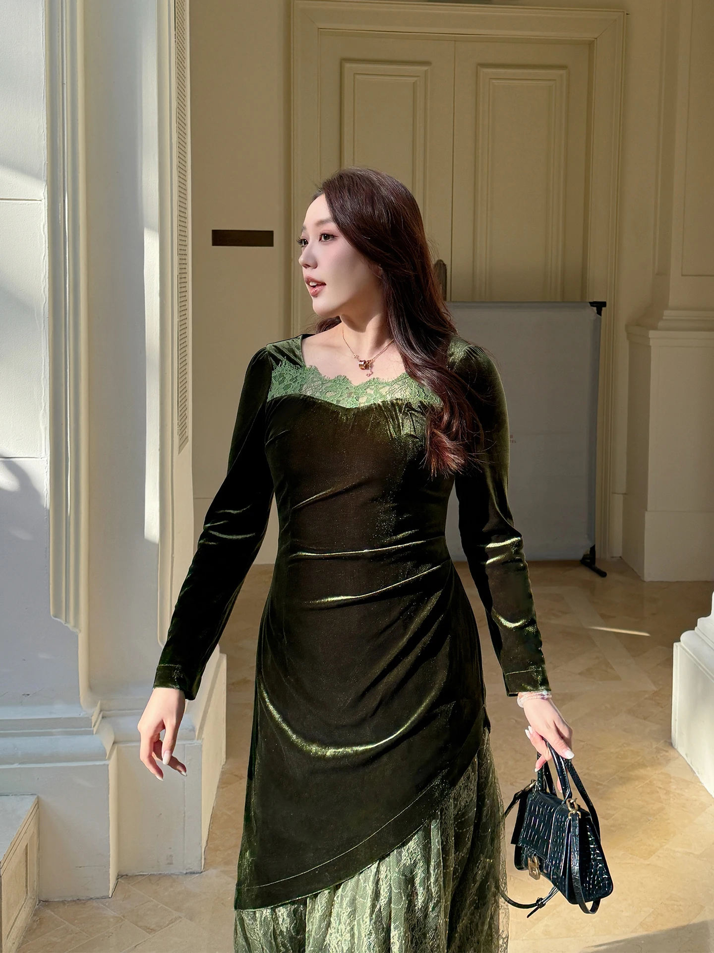 

Eeni Velvet Vintage Dr с кружевной отделкой для похудения, длинное платье для женщин больших размеров с высокой талией, французский весенний сезон, полиэстер...