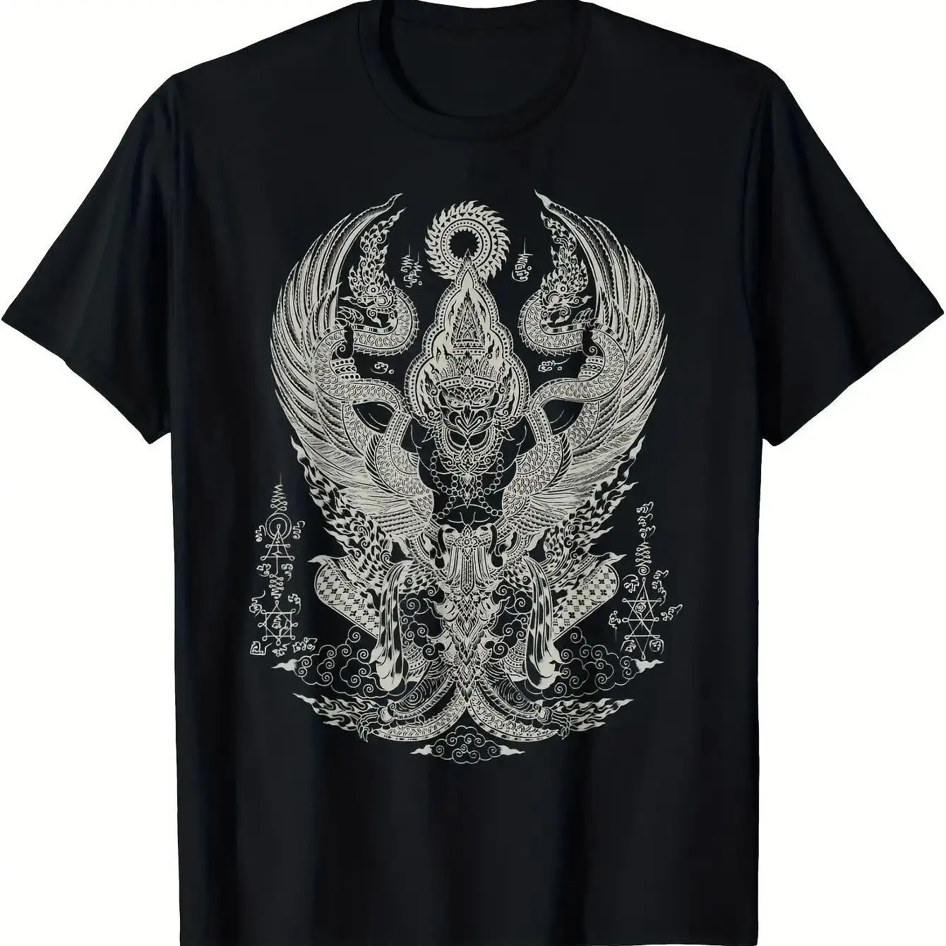 Camiseta Masculina com Talismã Tailandês Sak Yant, Arte Tradicional de Tatuagem Tailandesa, Design Cultural Preto e Branco com Símbolos Auspiciosos