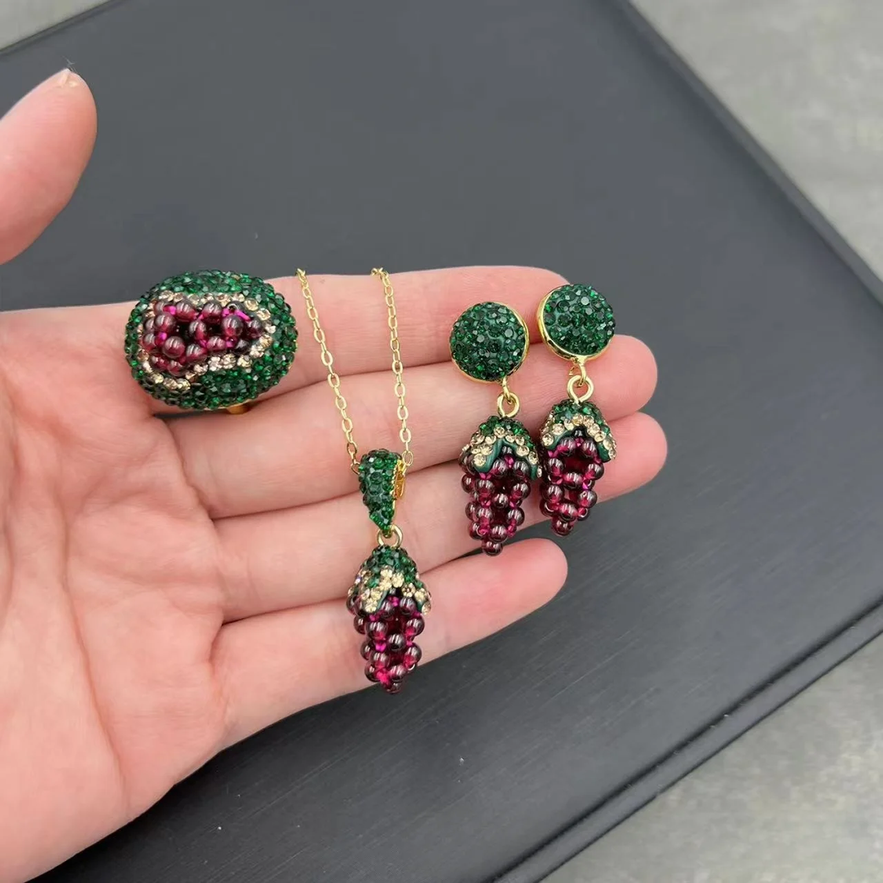 Natural garnet grape three piece set, personalized and fashionable, Czech diamond light luxury style