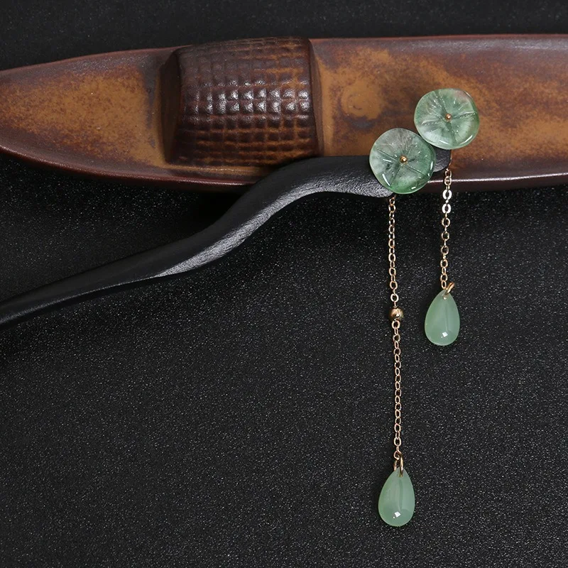 Drewniana spinka do włosów z jadeitowymi zawieszkami w kształcie łezki z motywem kwiatowym, delikatne akcenty, orientalna elegancja vintage, tradycyjne fryzury, artystyczny glamour.