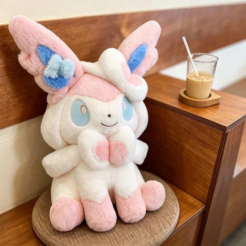 Sylveon Plüschtier in sitzender Pose, kuschelig weich, flauschig, Anime-Puppe im japanischen Stil, Dekokissen für Sofa, Bett, Heimdekoration, Geschenke – Detail 5