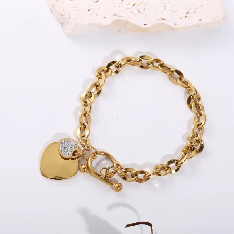 Pulsera de cadena cubana gruesa de acero inoxidable chapada en oro de 18 quilates con incrustaciones de diamantes de imitación en forma de corazón, cierre OT, pulsera vintage ajustable, adecuada para atuendos casuales de mujer, tops cortos, combinación con vaqueros, estilo dulce y moderno, accesorio de mano versátil, regalo de cumpleaños único, adecuado para múltiples ocasiones como salir, ir de compras, viajar y tomar fotografías.