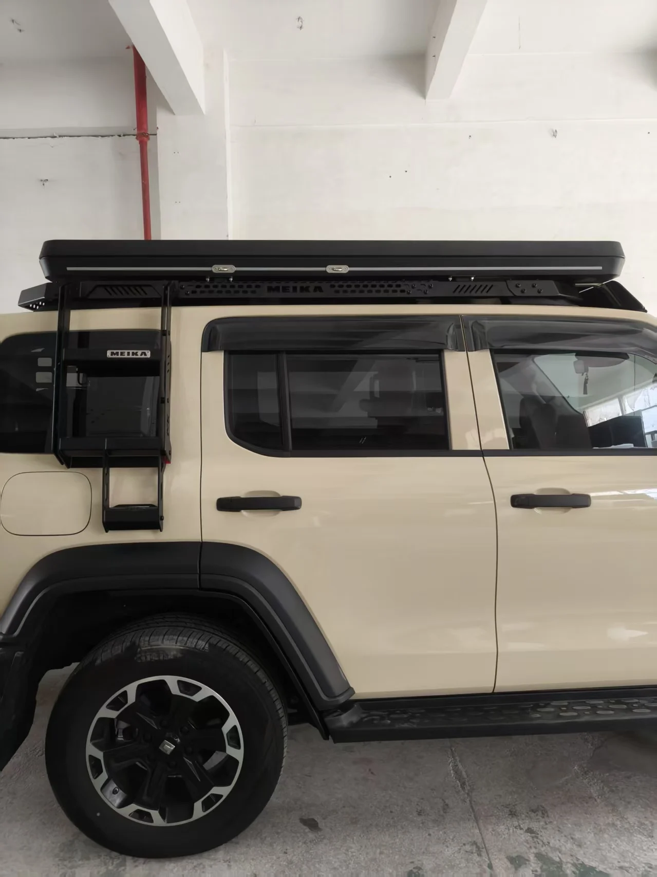 Custom Black Aluminum Triangle Clamshell Rooftop Tent 3-4 Person Hard Shell Camping With Custom Logo For Outdoor Car Camping