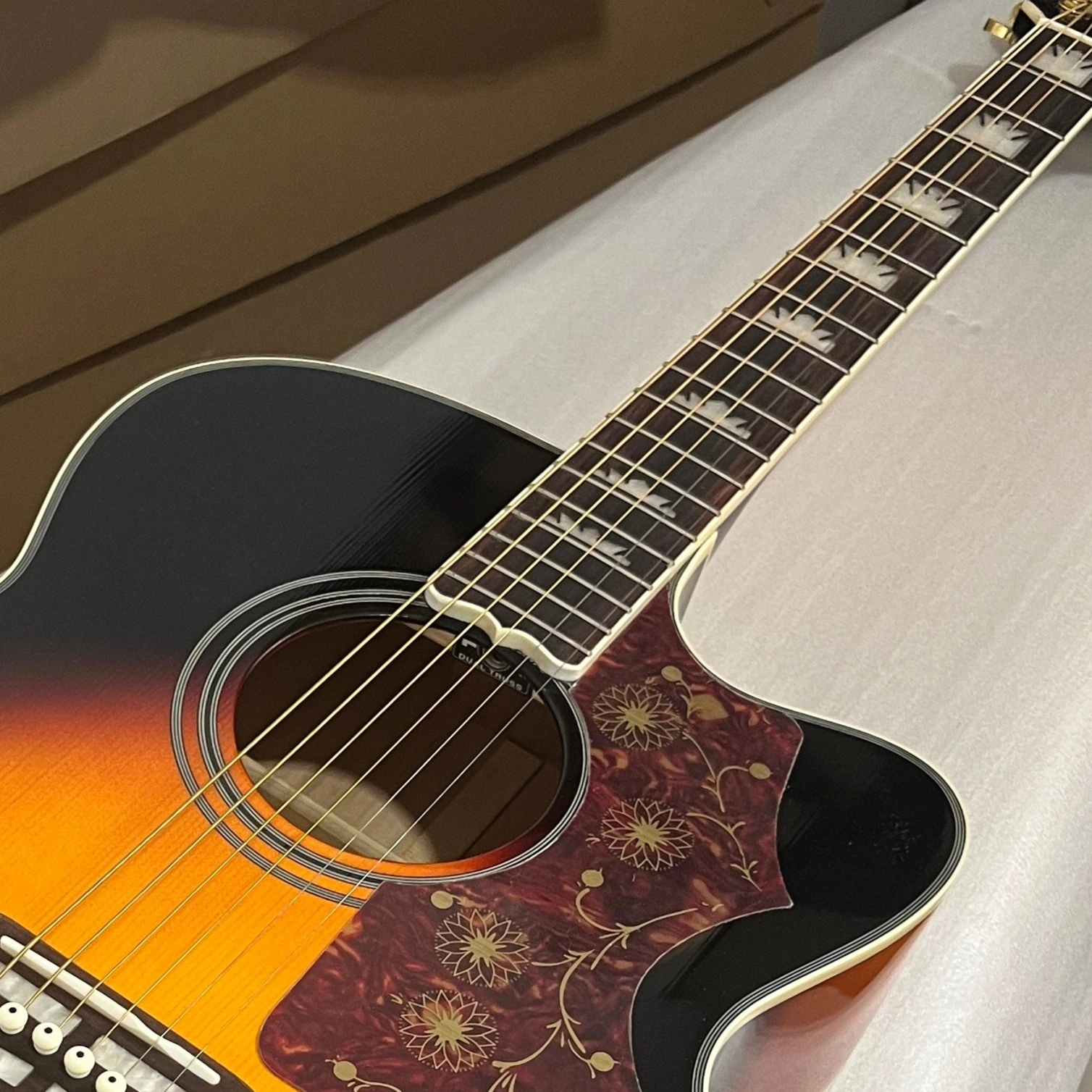 US Warehouse Free Shipping Cutaway J-200 Steel String Folk Guita Sunburst Finish Floral Acoustic Guitar Pattern Guard Wave Carved Bridge Rosewood Fretboard Fast Local Delivery