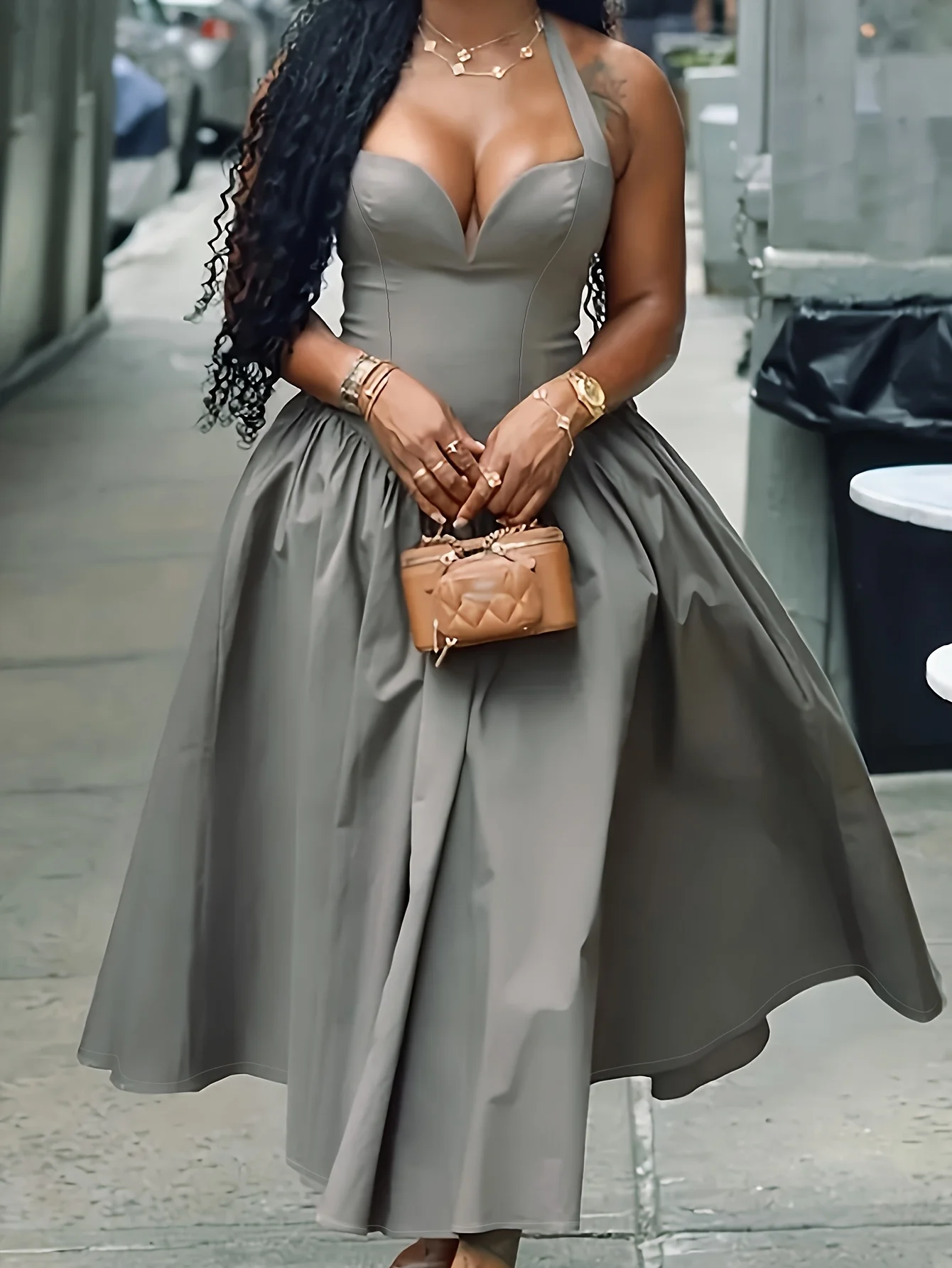 

Серое плиссированное длинное платье-бретелька без рукавов с открытыми плечами в отпускном стиле