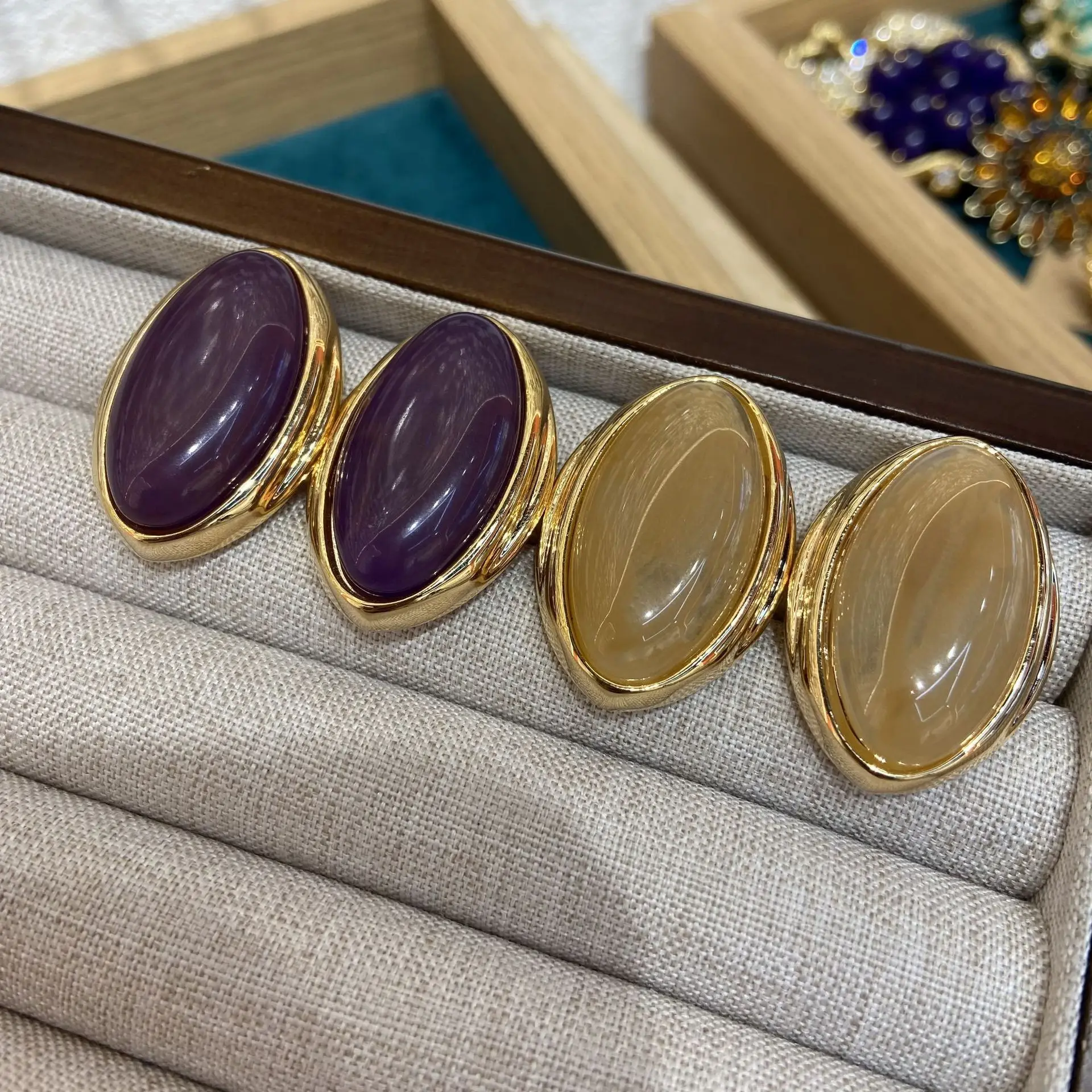 

Vintage Oval Horse Stud Earrings for Women Girl French Retro Style Purple and Light Yellow Ear Stud Elegant Party Jewelry Gifts