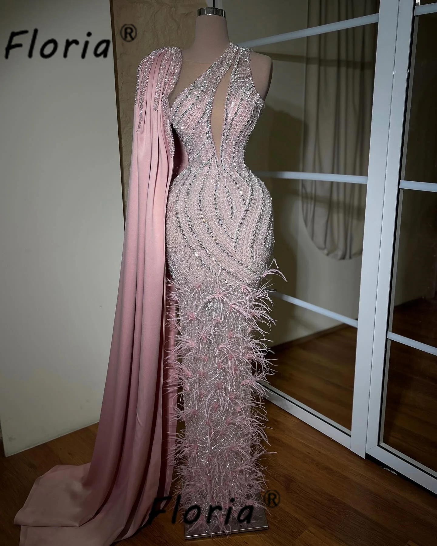 Luksusowa różowa suknia wieczorowa z odpinanym płaszczem z piór, kryształowa suknia syrenka na formalne okazje, suknie na przyjęcia celebrytów, szyte na miarę.