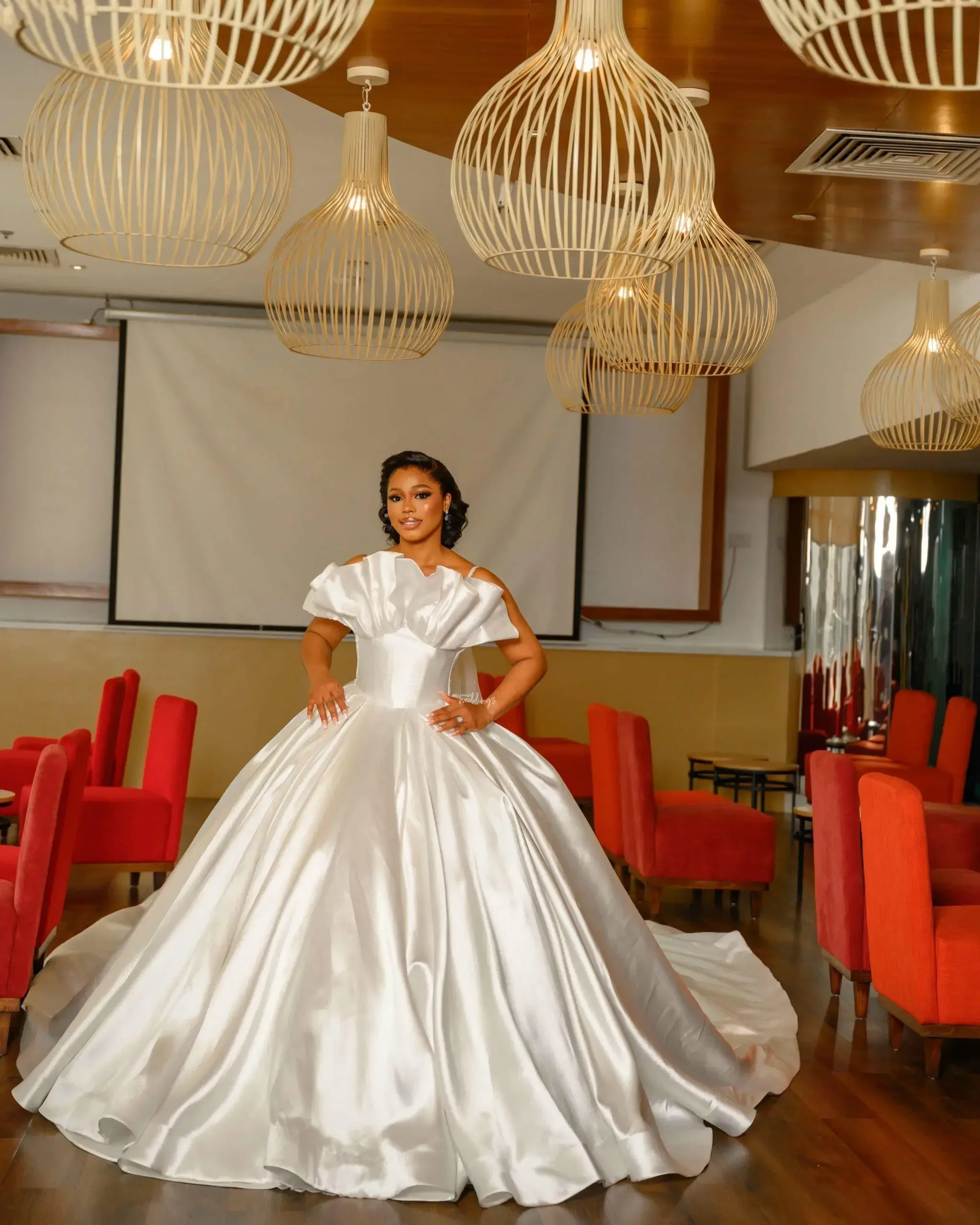 Abiti da sposa classici personalizzati con spalline senza spalline Abiti da sposa con strascico da cattedrale Abiti da sposa senza spalline con volant in raso Robe De Mariée