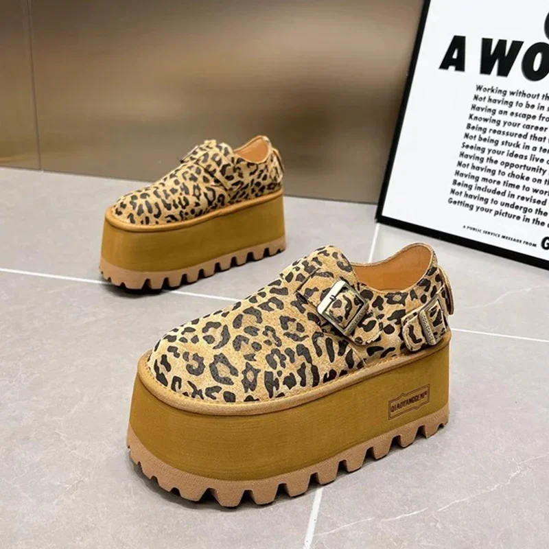 Mocassini da donna con plateau leopardato Scarpe da ginnastica di nuova marca 2025 Tendenza Moda Scarpe sportive da passeggio Autunno Pelle