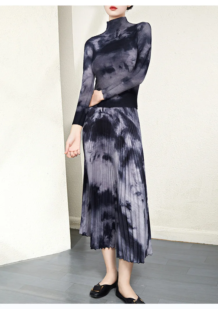 

Fashionable pleated two-piece set for women, featuring a printed long-sleeved T-shirt, pleated skirt, and a versatile design.