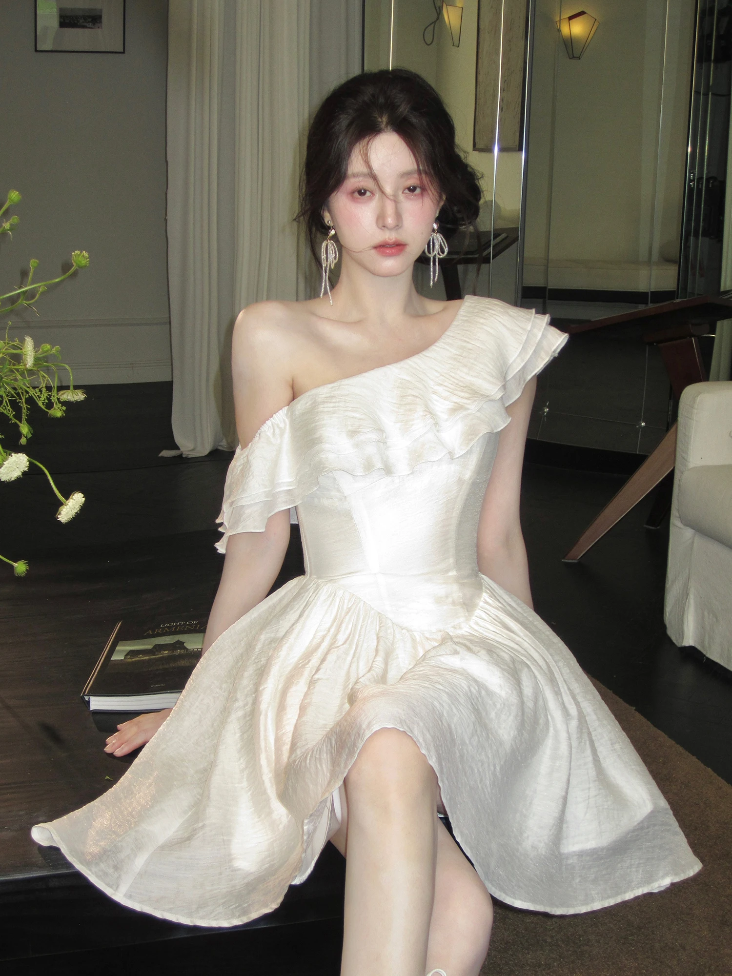 กระโปรงเอลีสลิมมิ่งไวท์ไฮไลท์ ดีไซน์ระบายไหล่แบบอ่อนโยน เหมาะสำหรับงานวันเกิด สไตล์ลำลอง เอวสูง ผลิตจากเส้นใยโพลีเอสเตอร์ สำหรับฤดูร้อน สไตล์เจ้าหญิง...