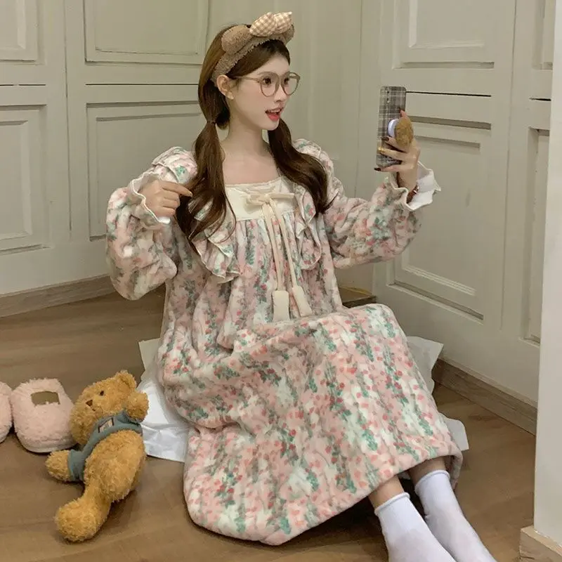 قمصان نوم نسائية شتوية كبيرة الحجم من الفلانيل قمصان نوم دافئة سميكة كورية بأكمام طويلة ملابس نوم دانتيل حلوة فضفاضة ملابس منزلية