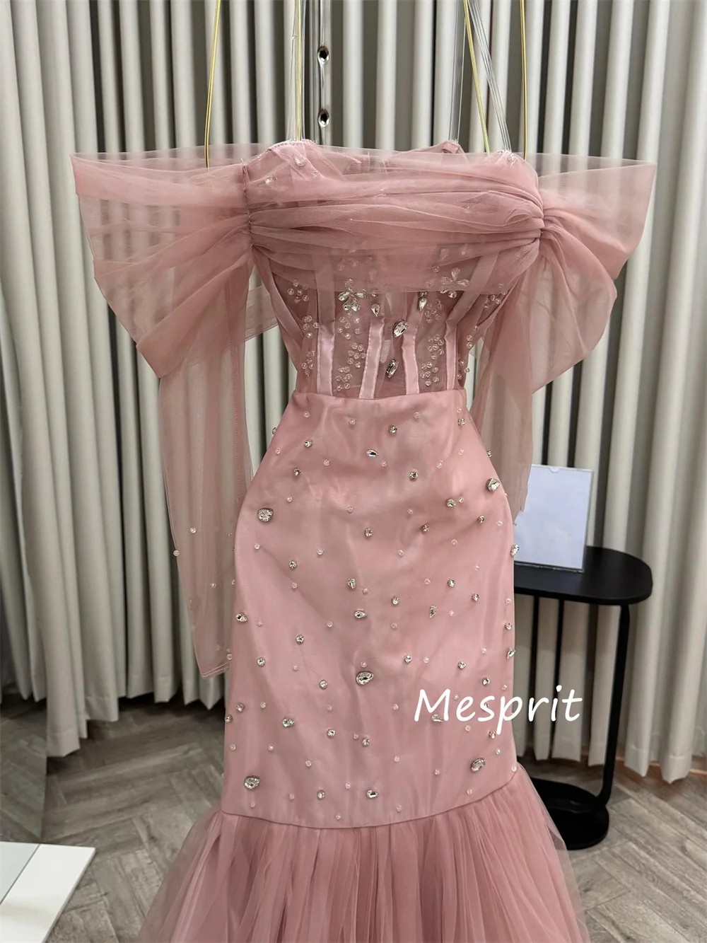 ชุดเดรสยาวทรงเมอร์เมดแบบเปิดไหล่ แต่งลายปักเลื่อมแบบจีน สำหรับงานพิเศษ ออกแบบตามสั่ง