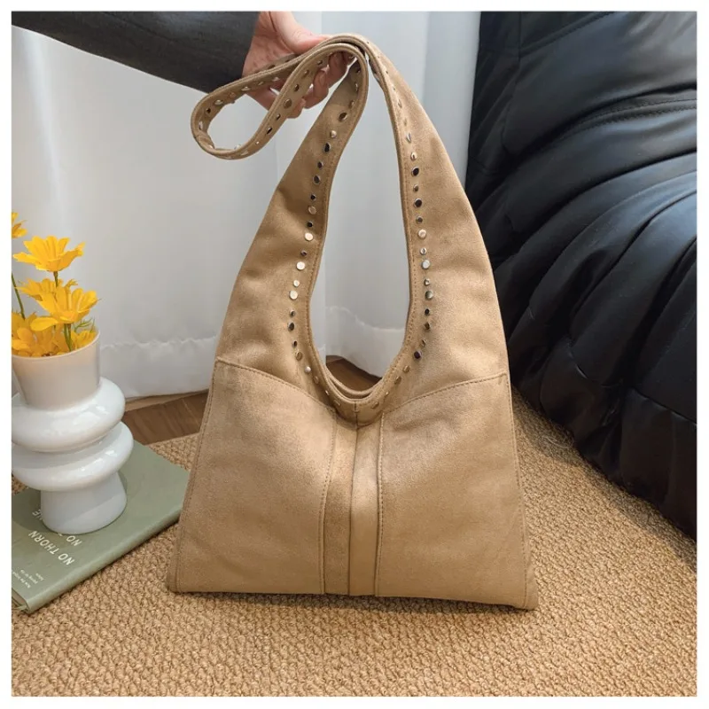 

2026 Early Spring New Deer Skin Velvet Retro Rivet Shoulder Bag European and American Motorcycle Style Bag Women's Tote Bag