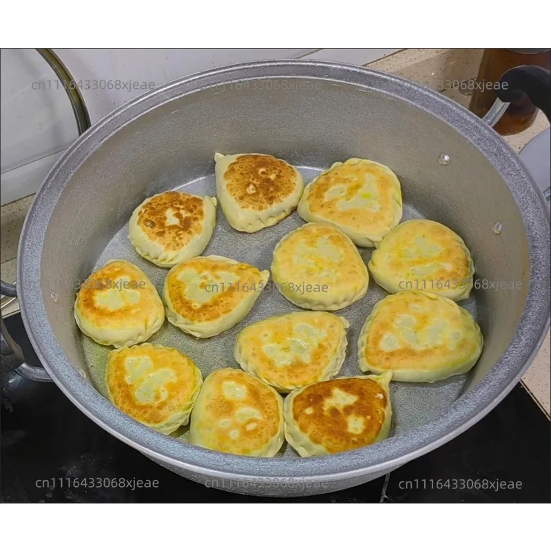 Una olla de aluminio gruesa y de fondo plano, adecuada para preparar tortitas, chuletas de cordero a la parrilla, patatas, panecillos al vapor y pilaf.