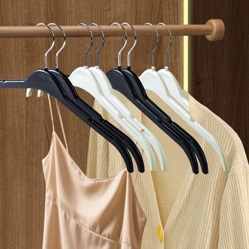 Black/White Durable Plastic Clothes Hangers Space Saving Closet Organizers with Notches for Shirts Dresses Slim Clothing Hangers