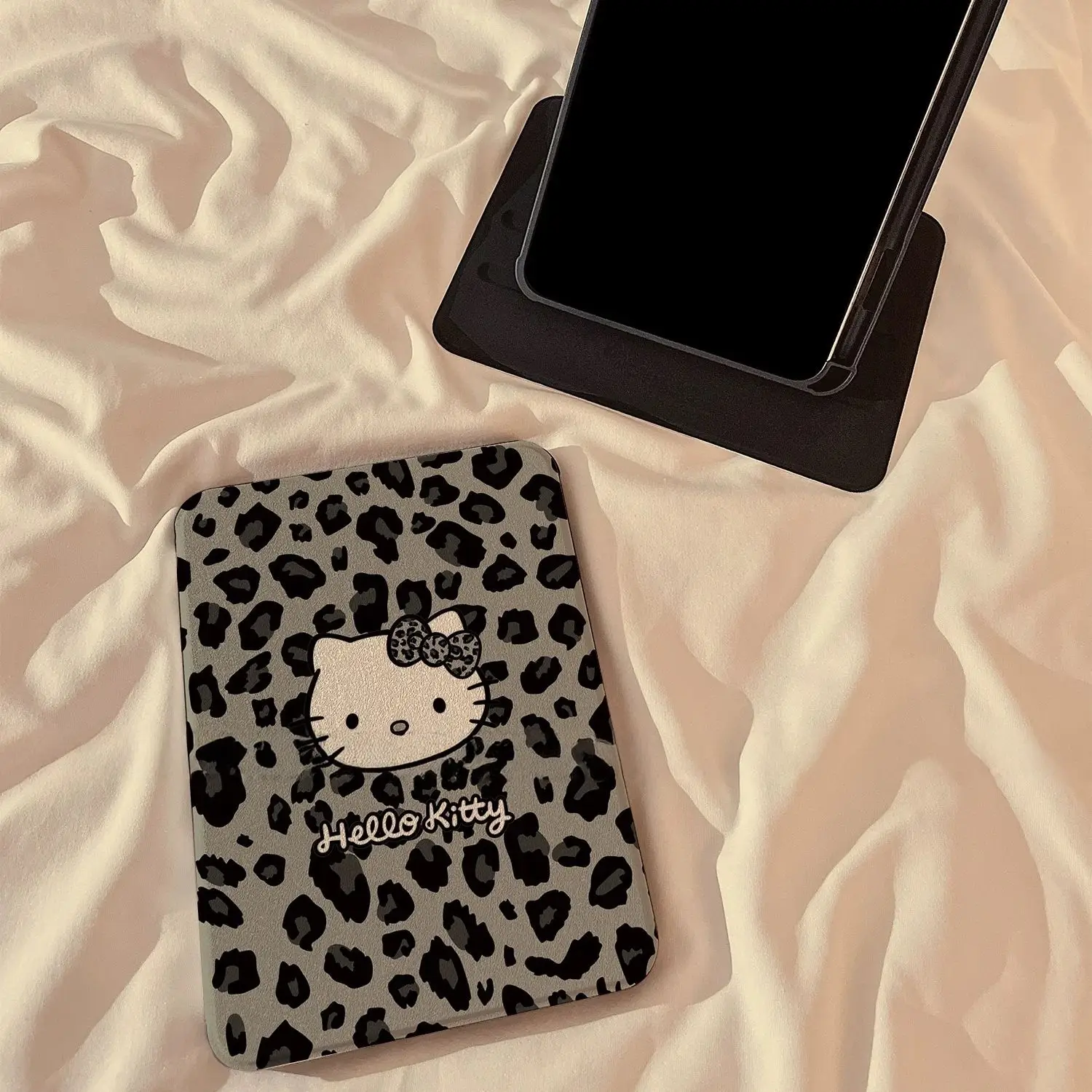 Custodia protettiva per iPad Kawaii Hello Kitty Cartoon Leopard Print Kitty Applicare a Ipad5/6/7/8 Ipadpro18/20/21/22 Mini4/5/6 Girevole