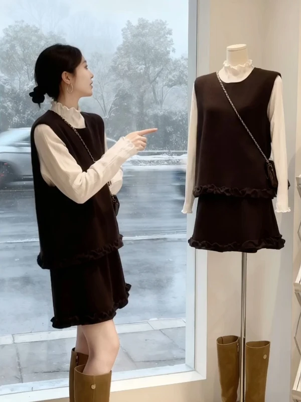 

Женский осенне-зимний комплект Xiaojianfeng: новый корейский стиль, длинный жилет с кружевной отделкой и юбка-футляр, топ и футболка