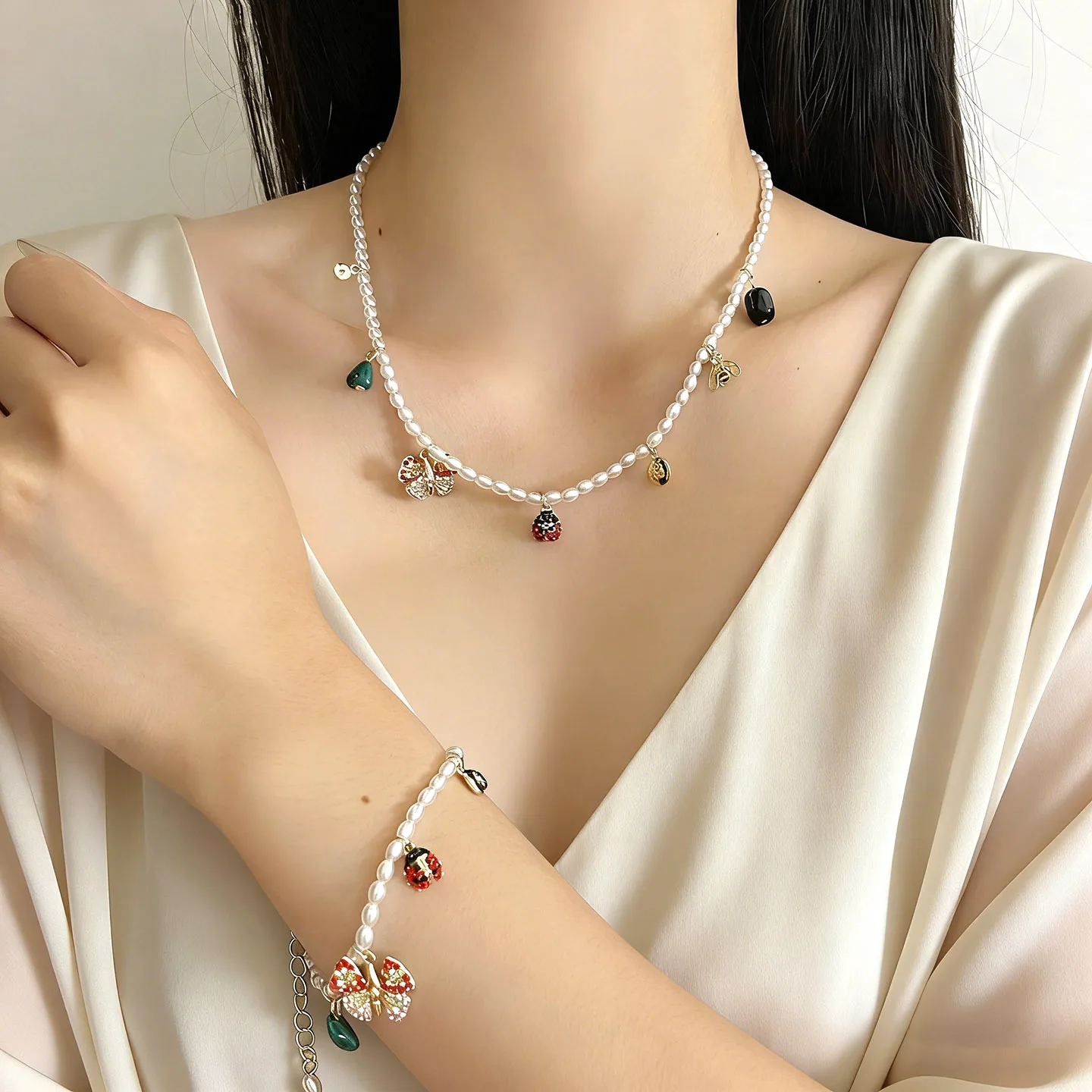 Niche design retro golden butterfly bee ladybug pendant pearl necklace new light luxury high-end collarbone chain
