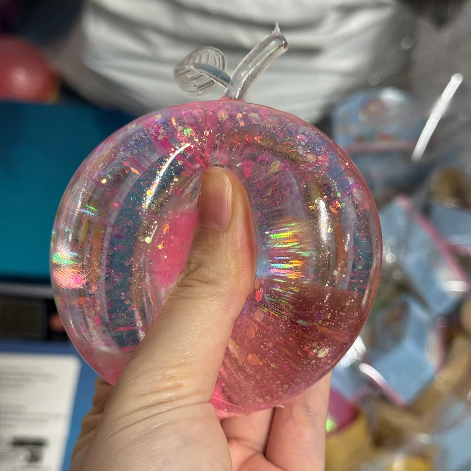 Weicher Quetsch-Apfel in Rosa, Blau und Grün als Sensorisches Fidget-Spielzeug für ADHS und Autismus mit Langsamer Rückfederung für Erwachsene und als Weihnachtsgeschenk – Detail 15