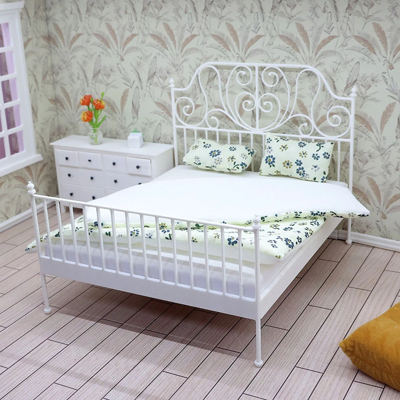 

1/12 кукольный домик, имитация европейской кровати с матрасом, подушкой, одеялом, кукла, домашняя железная художественная двуспальная кровать, мебель для спальни, украшение, игрушка