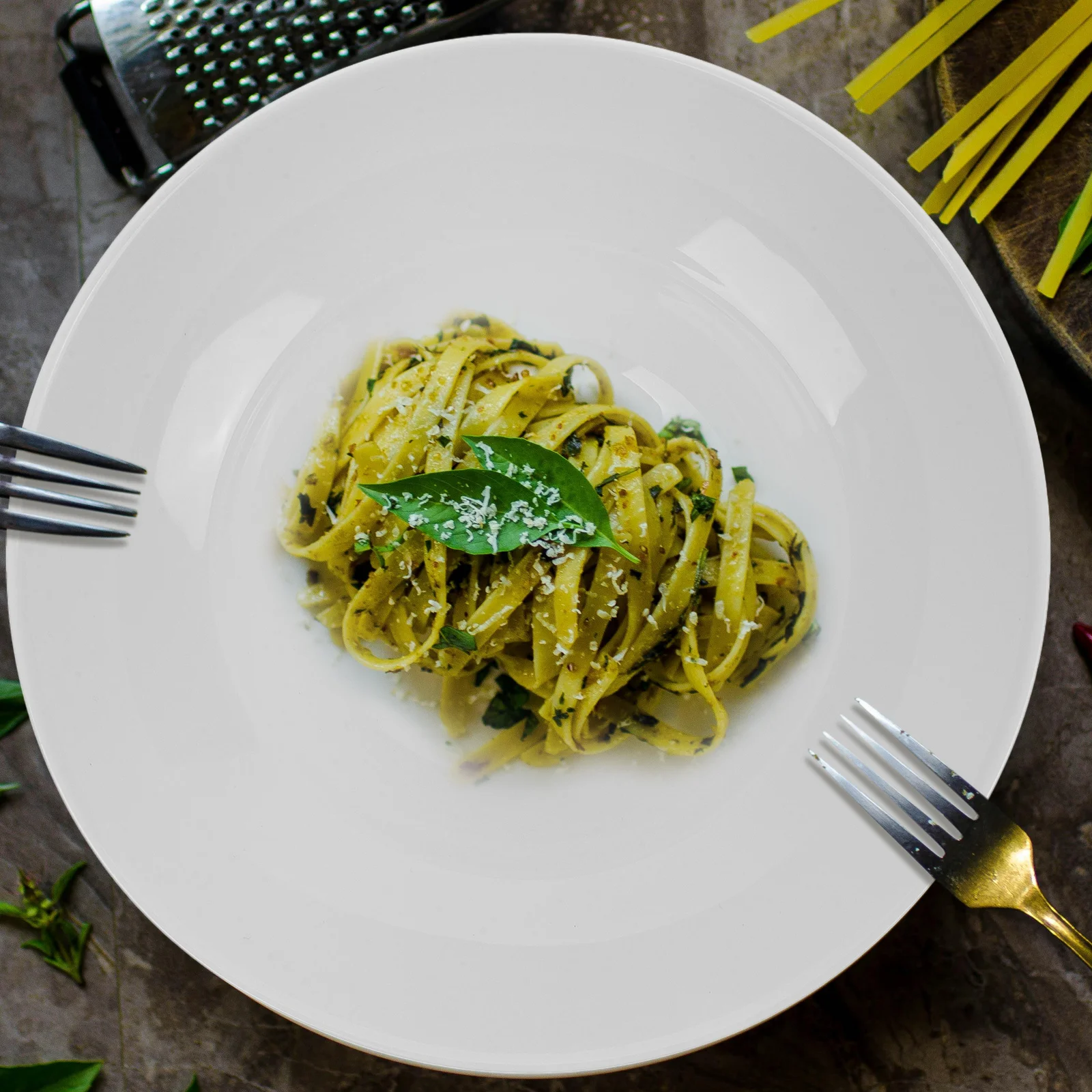 

Porcelain Straw Hat Bowl Lightweight Large Round Salad Fruit Snack Serving Bowl Multipurpose Dessert Food Container for Home