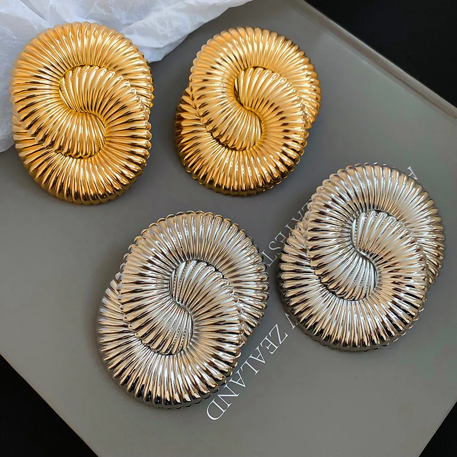 Trendy Metal Twisted Ripple Geometric Stud Earrings for Women New Simple Classic Design Big Earrings Jewelry Party Accessories