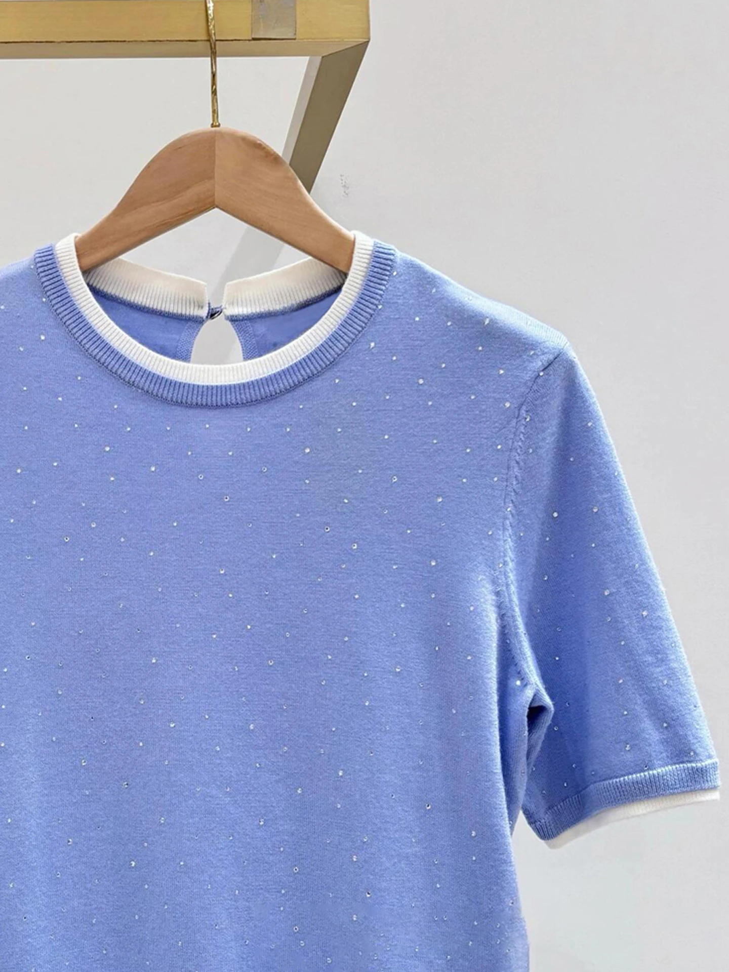 بلوزة نسائية أنيقة محبوكة لصيف 2025، متعددة الاستخدامات مع تطريز الماس، أكمام قصيرة وياقة مستديرة، تصميم عصري مناسب للعمل #2