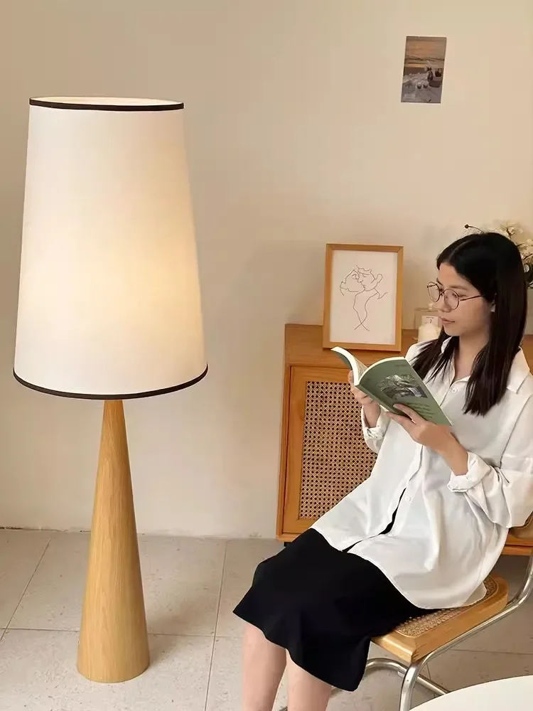 Japanese style quiet style floor lamp, Nordic living room sofa, homestay lamp design teacher, cream style decoration, atmosphere