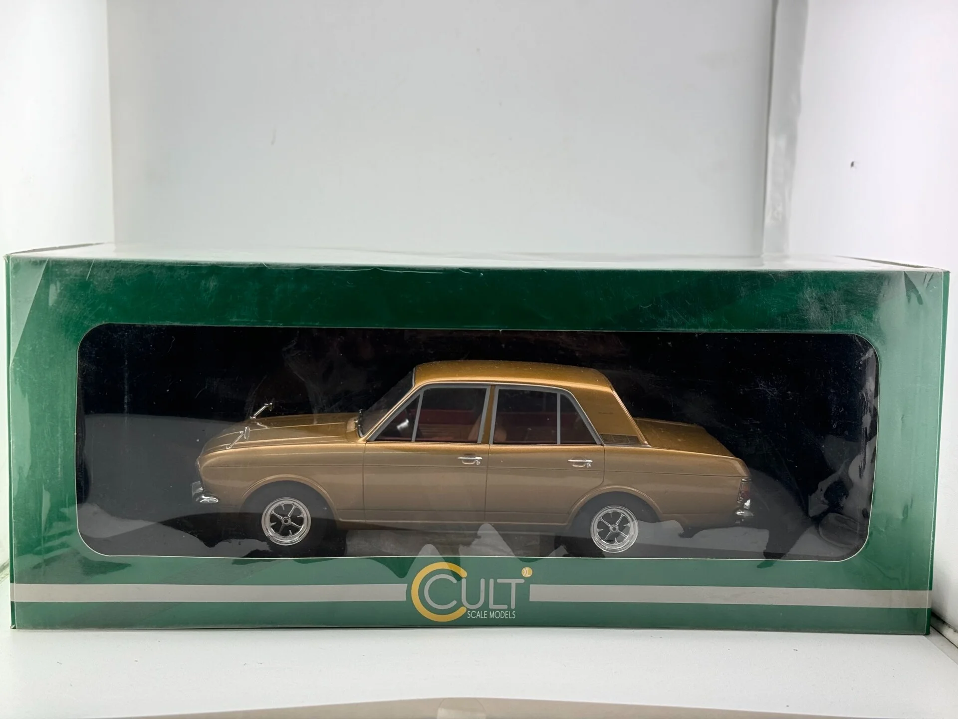 Flaws Box Old Diecast CULT 1/18 Scale Ford Car Model