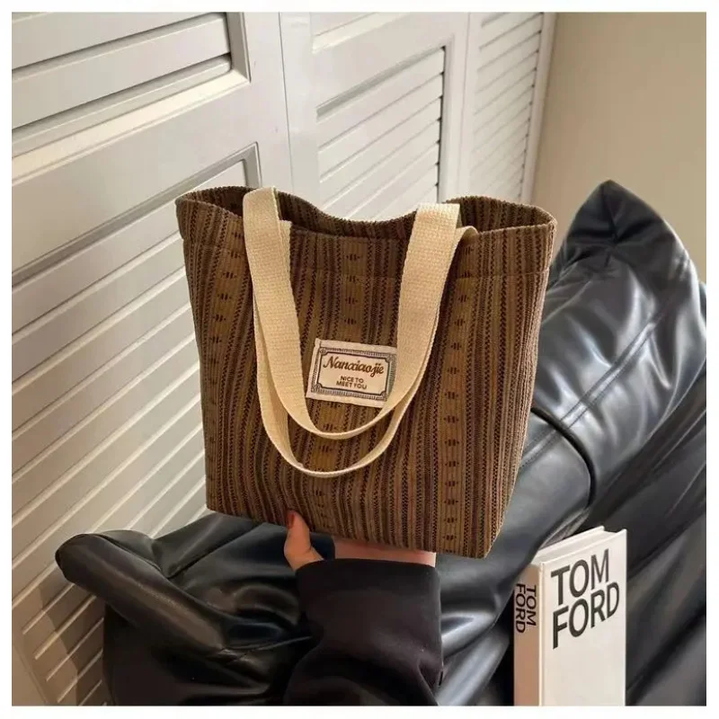 

Women's Large-Capacity Handbag, Stylish Striped Tote Bag, Ideal for Commuting and as a Versatile Student Shoulder Bag