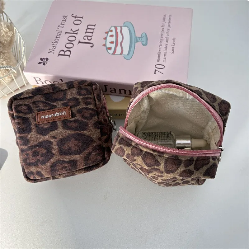 Retro leopard print small square bag, portable coin purse, mini lipstick makeup bag, girls' sanitary pad storage bag