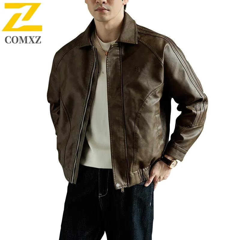 COMXZ 2025 الرجال النمط الأمريكي دراجة نارية سترة جلدية الخريف بسيطة تنوعا الوقوف طوق فضفاضة تناسب موضة بلون معطف