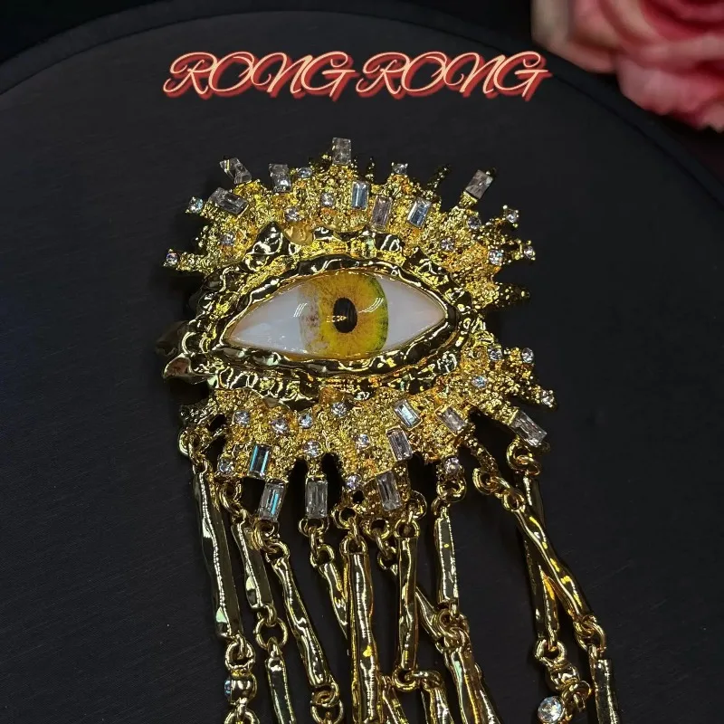 Gothic Retro Realistic Eye Brooch Antique Gold Crystal Sunburst Chain Tassel Drop Pin Vintage Dark Coat Dress Statement Jewelry