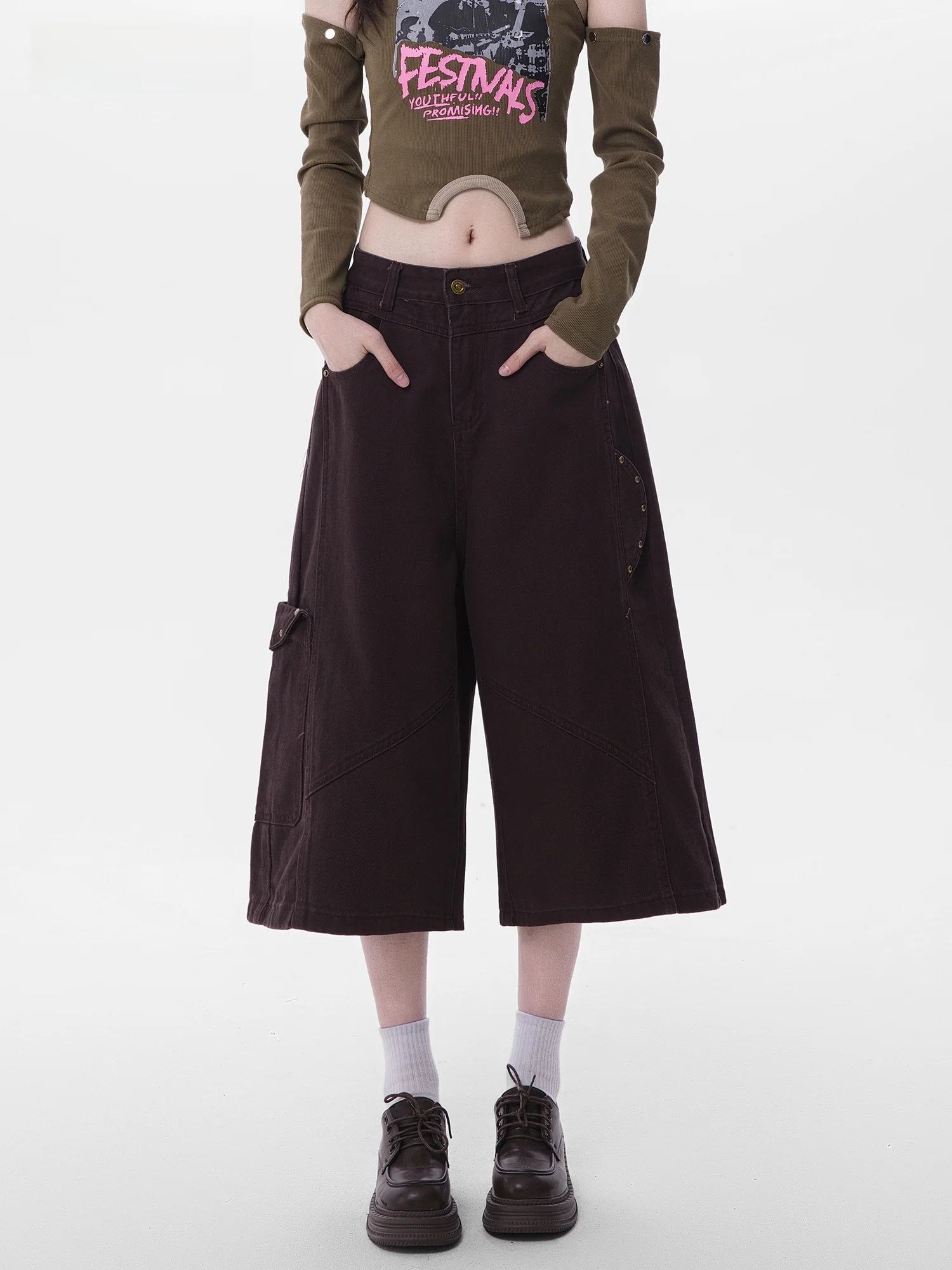 

Шорты-карго в уличном стиле, свободного кроя, женские, модные, весна 2026, цвет кофе, американский стиль, с заклепками