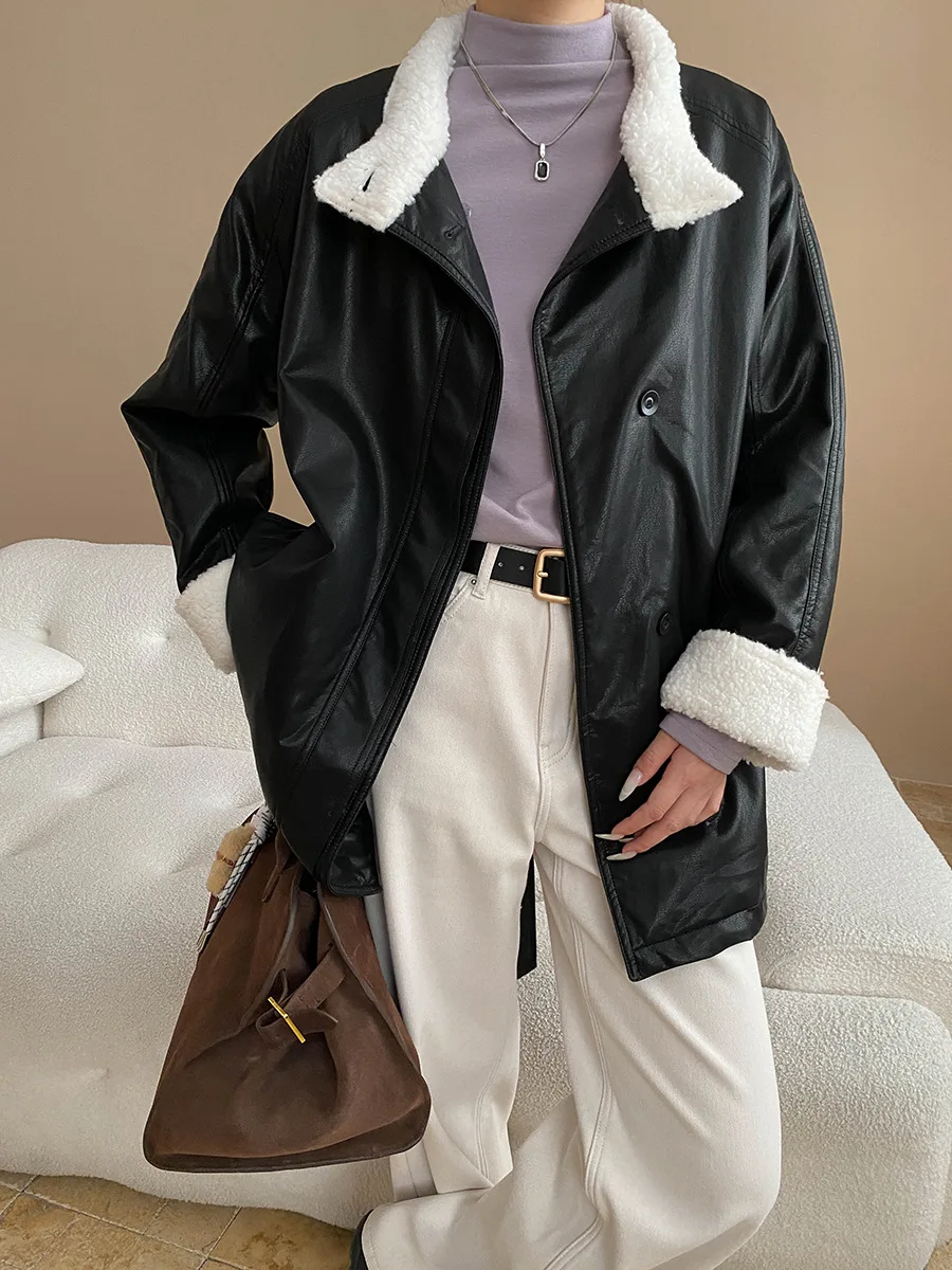 แจ็คเก็ตหนังเทียมทรงหลวมแบบมีปกตั้ง แต่งขนเทียม สไตล์เรโทร