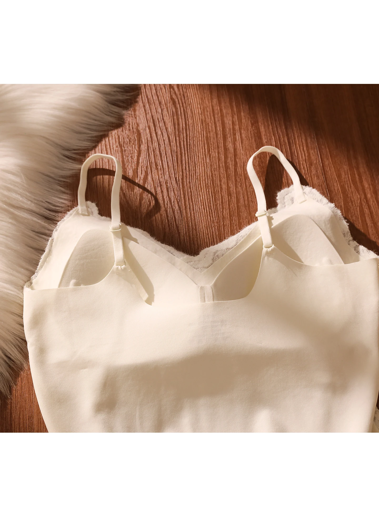 Gilet sexy con cinturino in pizzo Abbigliamento interno da donna Coppa intercata Ragazza piccante Slim Fit Base Tube Top irt V-ne Fibra di poliestere