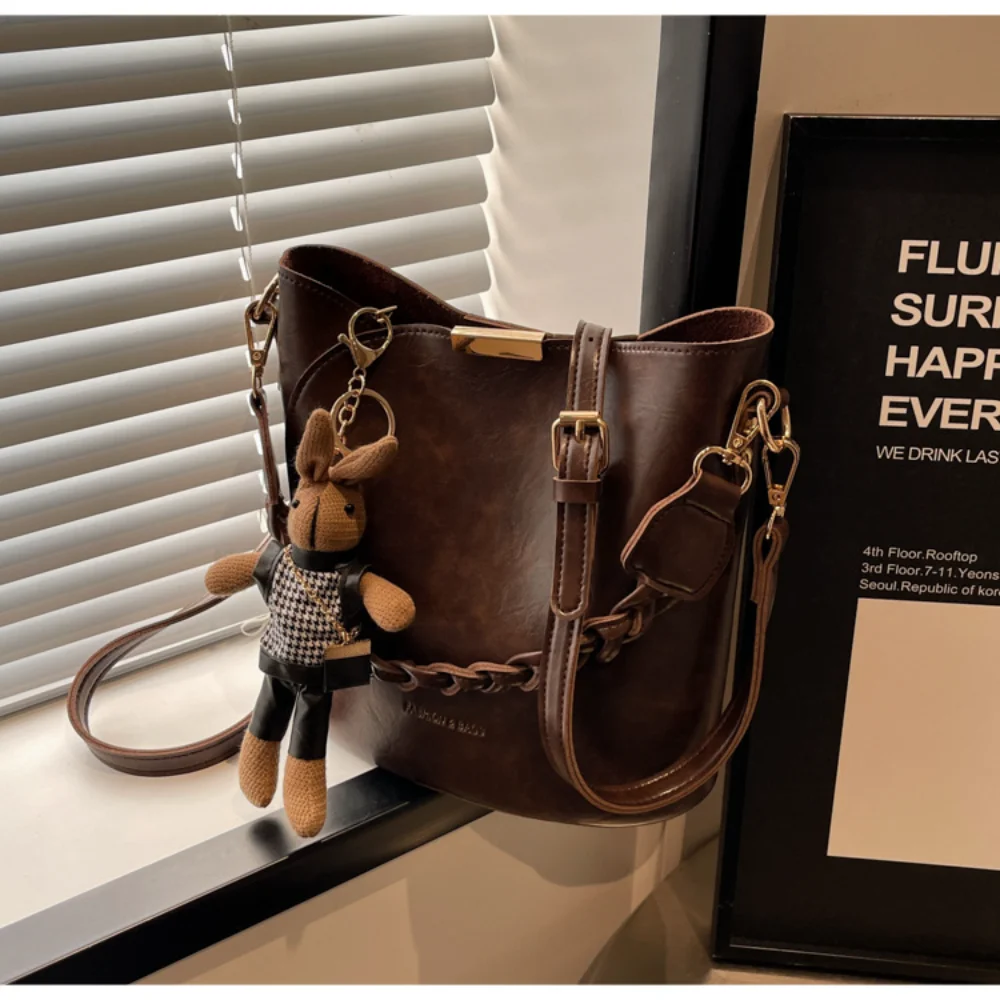 

Vintage Women Bucket Shoulder Bag Fashion 2025 New Casual Mini Crossbody Bags Versatile Ladies PU Leather Handbags With Pendant