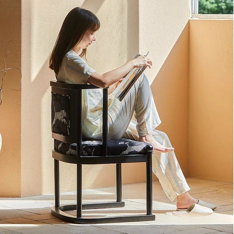 Quiet wind small apartment dining table and chairs leopard leopard chair French light luxury solid wood round table modern