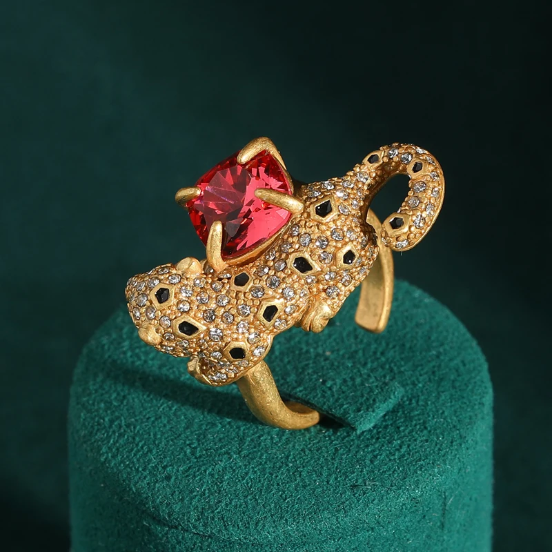 

Retro Pink Cubic Zirconia Inlaid Leopard Head Rings Gold Color Personality Luxury Party Cooper Vintage Jewelry 2024 New Arrival