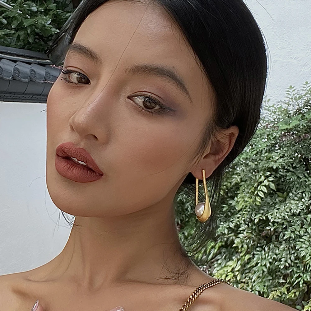 2024 Luxury fashion Gold Color Unique Earrings Shell Pearl Hollow Drop Earrings Women Party Engagement Vintage Fashion Jewelry