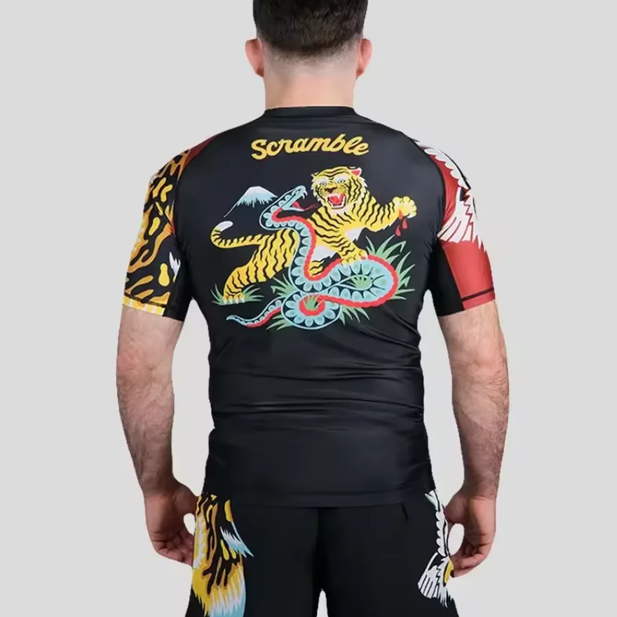 2025 Verano nuevo SCRAMBLE SUKUJAN manga corta 3D impreso RASH GUARD negro hombres y mujeres camiseta transpirable de secado ráp
