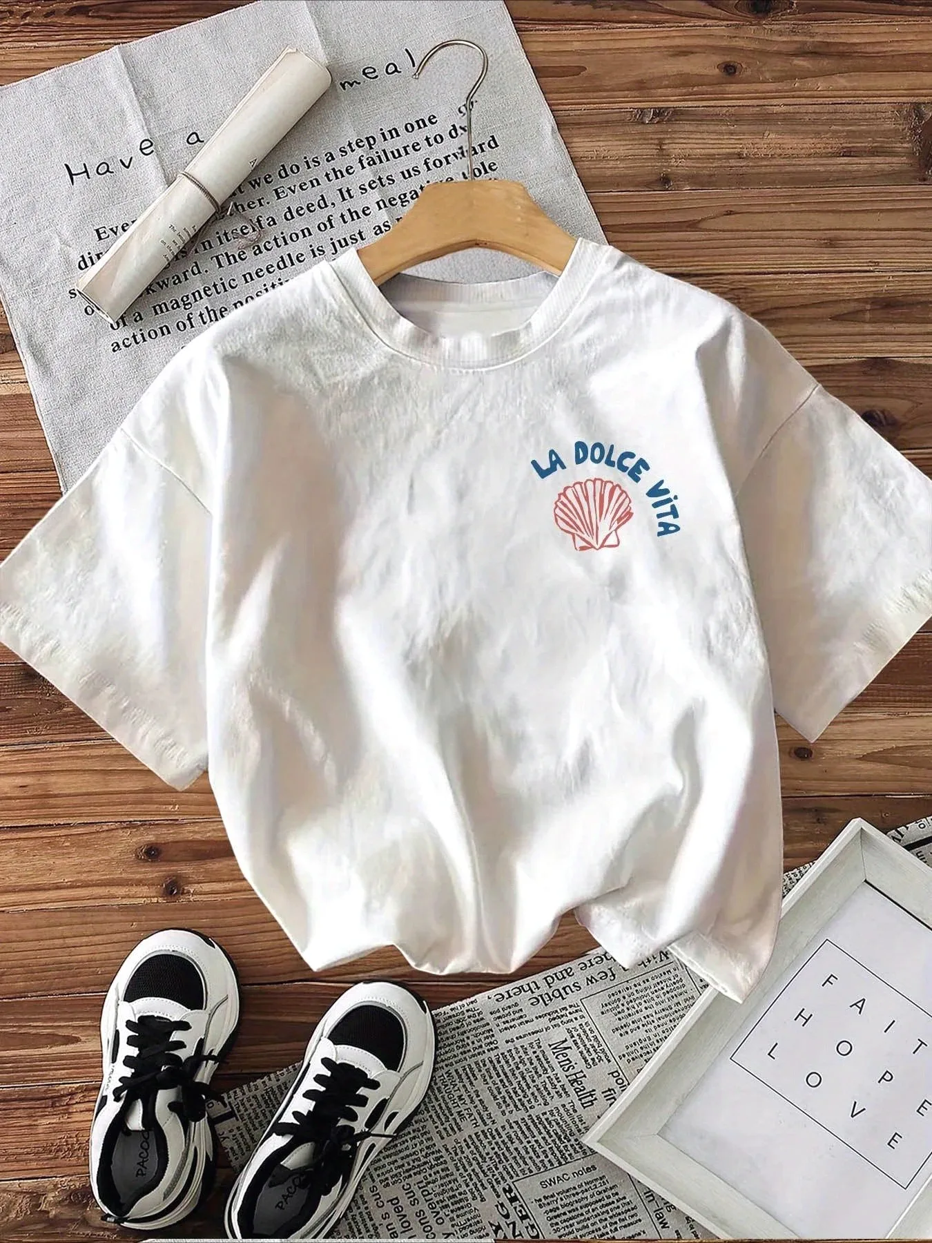 Strawberry T-shirt for girls, cute short-sleeve cotton T-shirts with round neck, simple T-shirts that go with everything