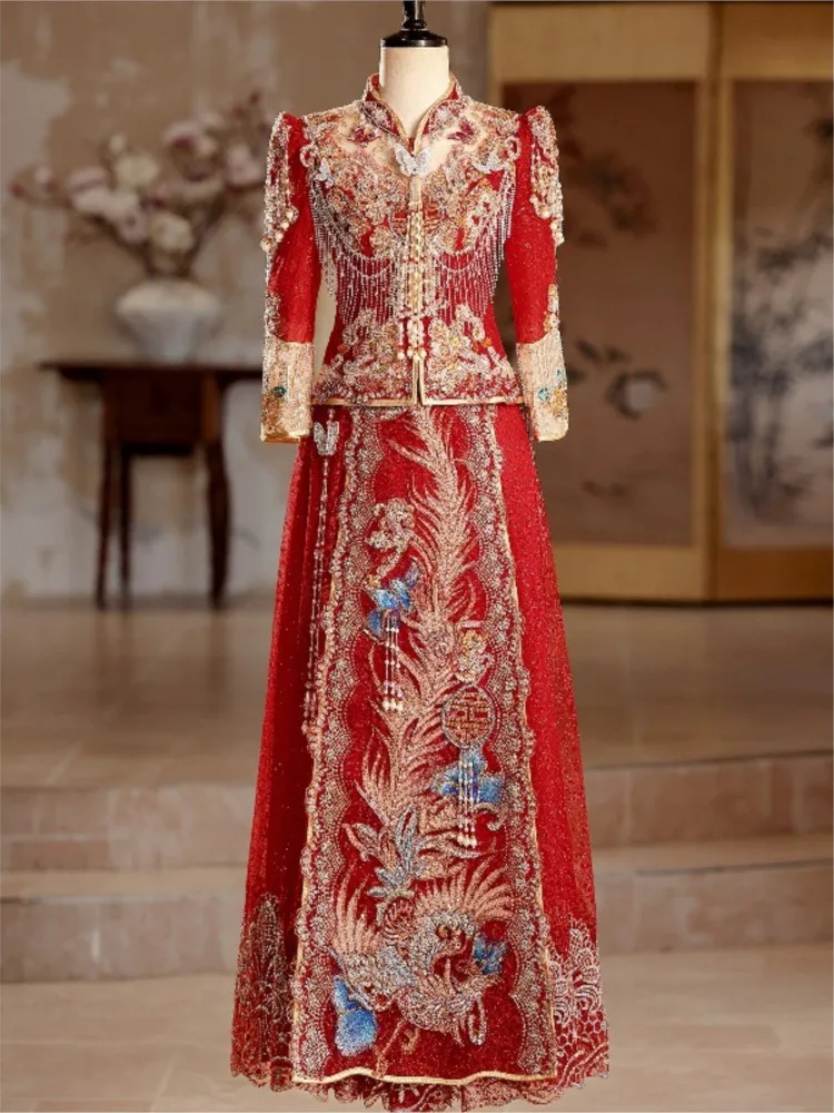 The bride's wedding dress is a traditional Chinese gown toasting at ceremony and dragon phoenix