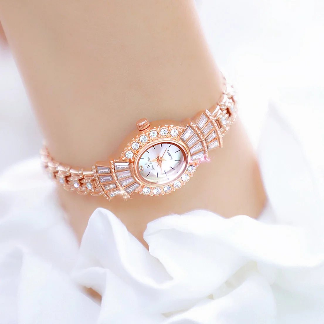 Retro Small Gold Light Luxury Rhinestone Dial 2022 New Antique Temperament Chic Chain Quartz Waterproof Watch for Women